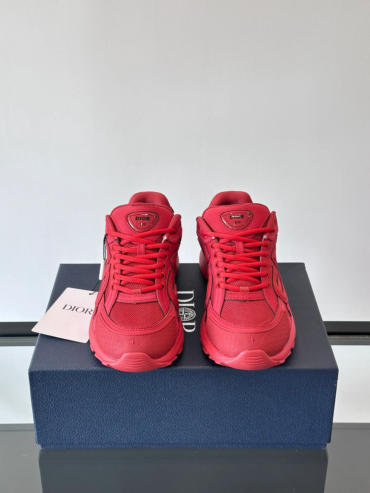 p400《Dio*》Dior B30 series sports shoes, multi-color mesh fabric and multi-color technical fabrics, this season's new B30 low-top sports shoes are one of the flagship styles of the series. Crafted from multicolor mesh and technical fabrics, it's finished with a reflective "CD30" graphic and silver-toned "DIOR B30" and "CD30" logos on the heel and tongue. An extra-light, sculpted rubber sole with signature accents adds style, while internal stretch details create ideal comfort. It can be matched with various casual styles to show a fashionable and modern sports style. Size: 38-44 (45-46 customized)